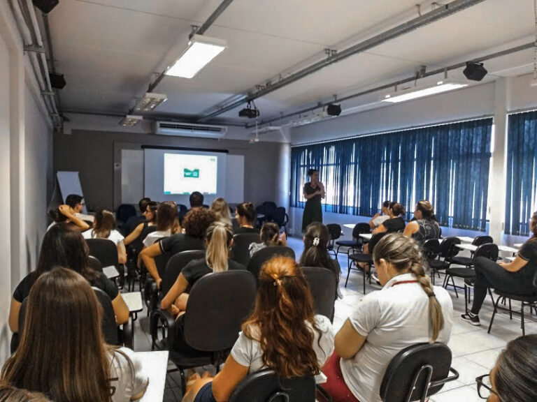 Crianças e adolescentes se divertem em ação realizada pela EQS Engenharia, Empresa Amiga da Criança
