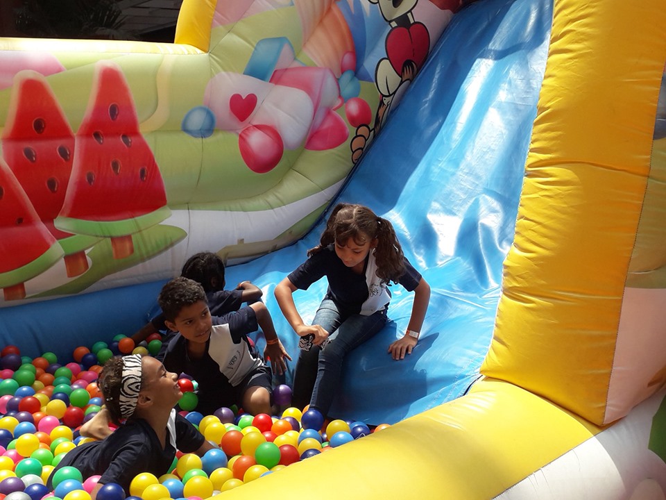 Crianças se divertem em ação da Toy Company